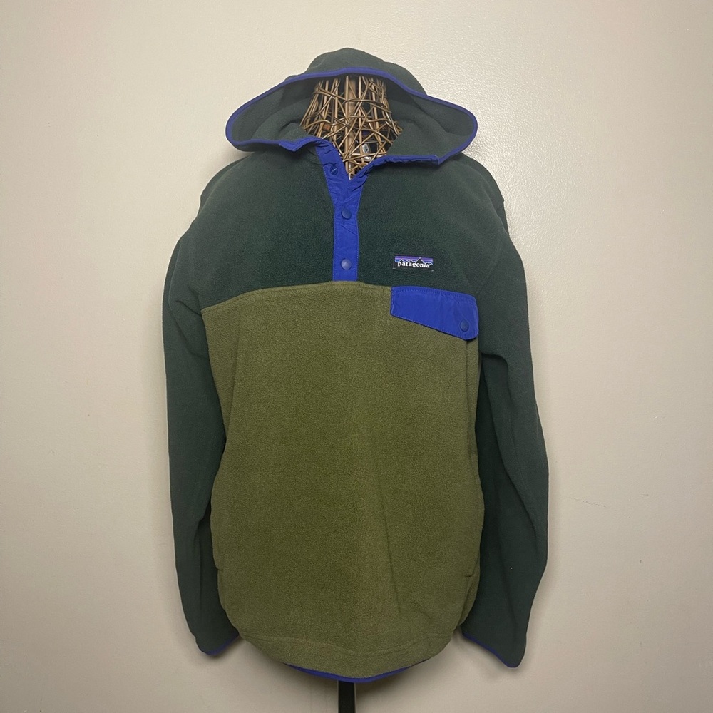 Patagonia Synchilla Gorpcore Forest Green with hood outdoors, naturalist,